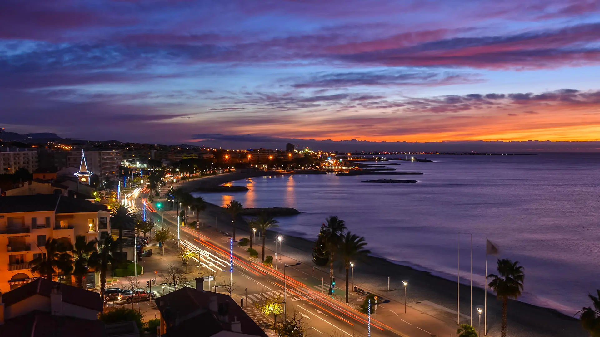 Cagnes-sur-Mer de nuit, vue sur la Méditerranée